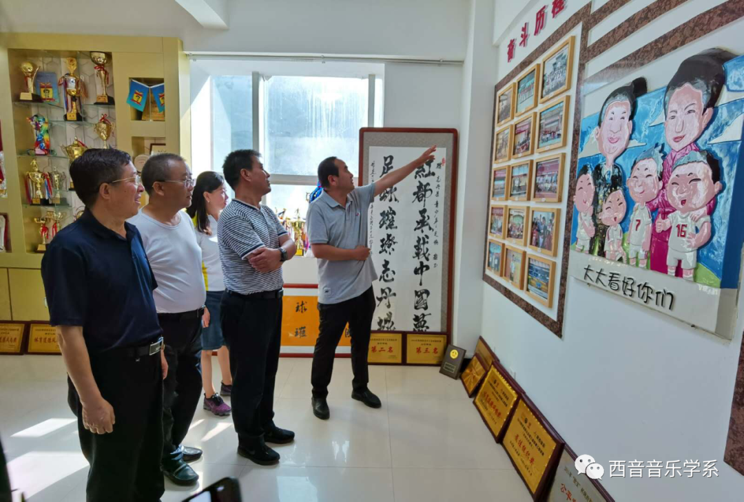 老师们认真聆听馆长讲解