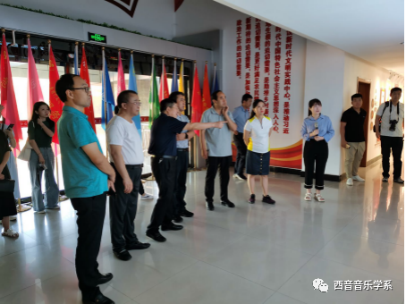 老师们认真聆听馆长的讲解