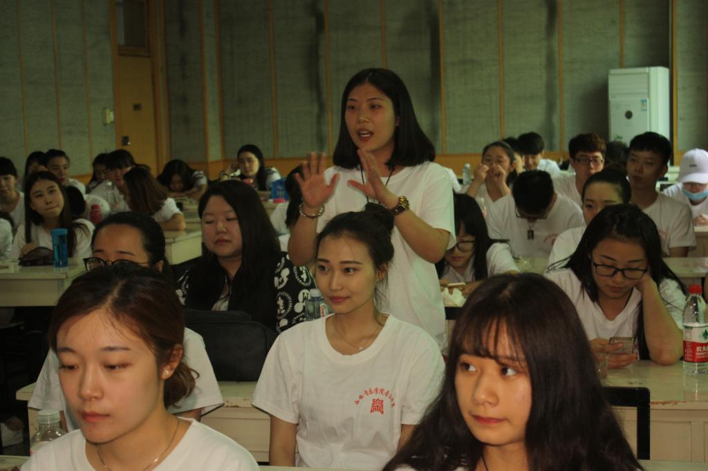 学生张慧奔发言(1)