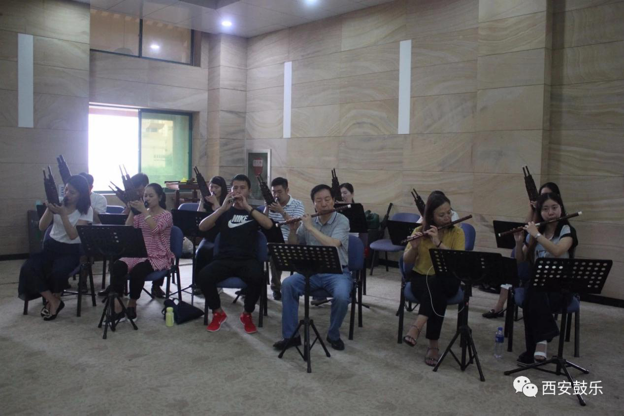 程天健老师与学员们合奏鼓乐曲目