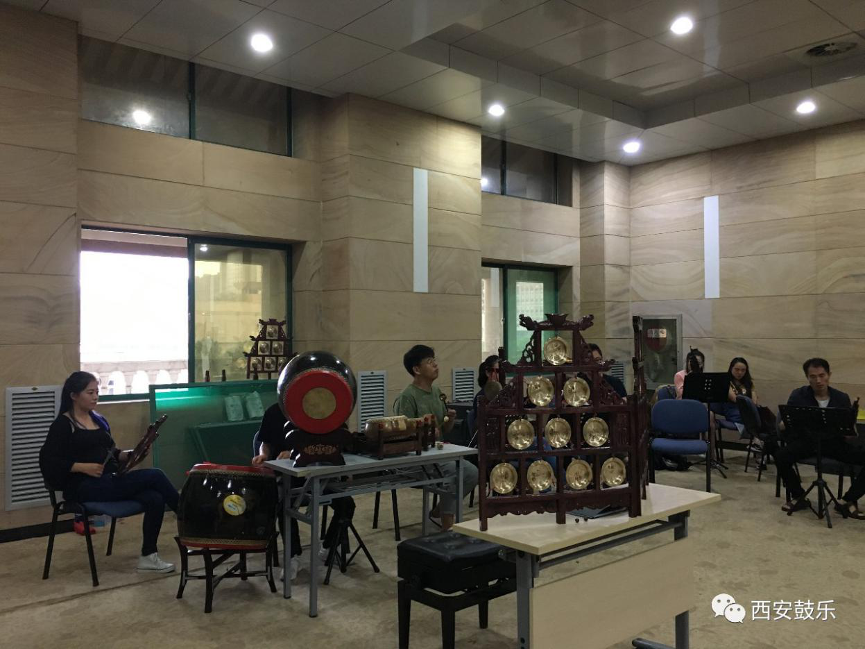 学员们认真研习乐器并进行曲目练习