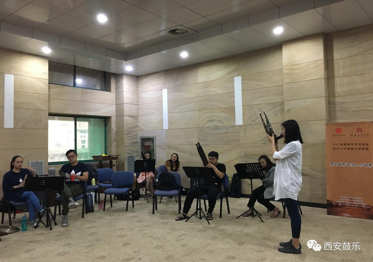 张亚楠老师带领学员鼓乐排练