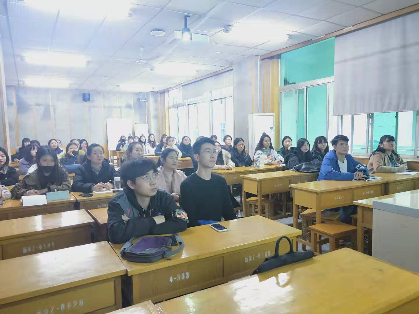 同学们在认真观影