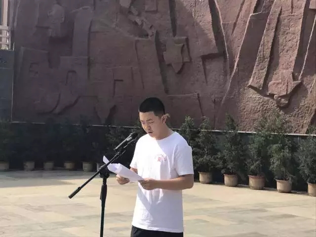 班长邵星睿代表全体学生向烈士们表达敬意