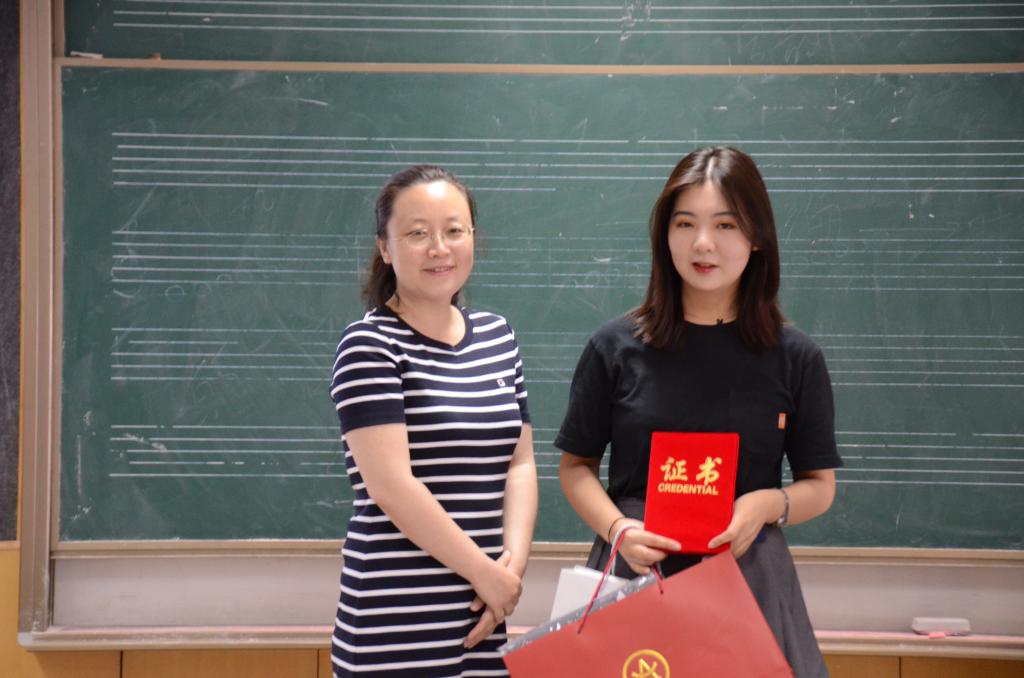 崔莹老师为学生颁奖