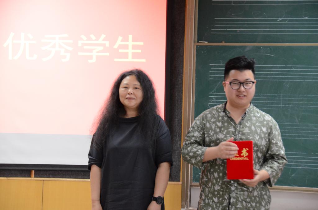 崔兵老师为学生颁奖