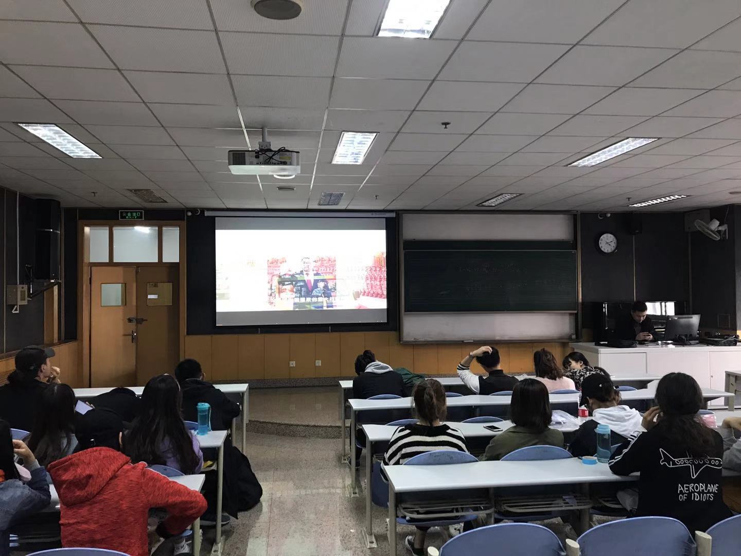 学生党员观影照片