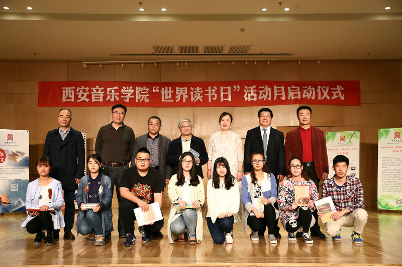 教师与学生代表合影