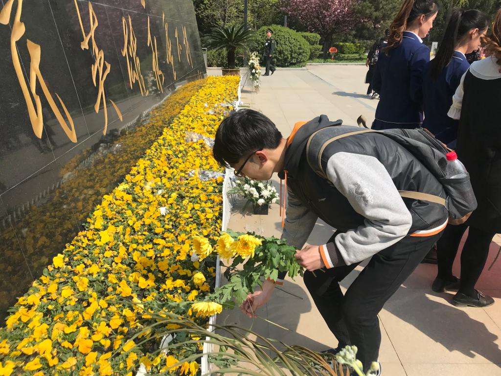 音乐学系学生向烈士墓碑献花.jpg