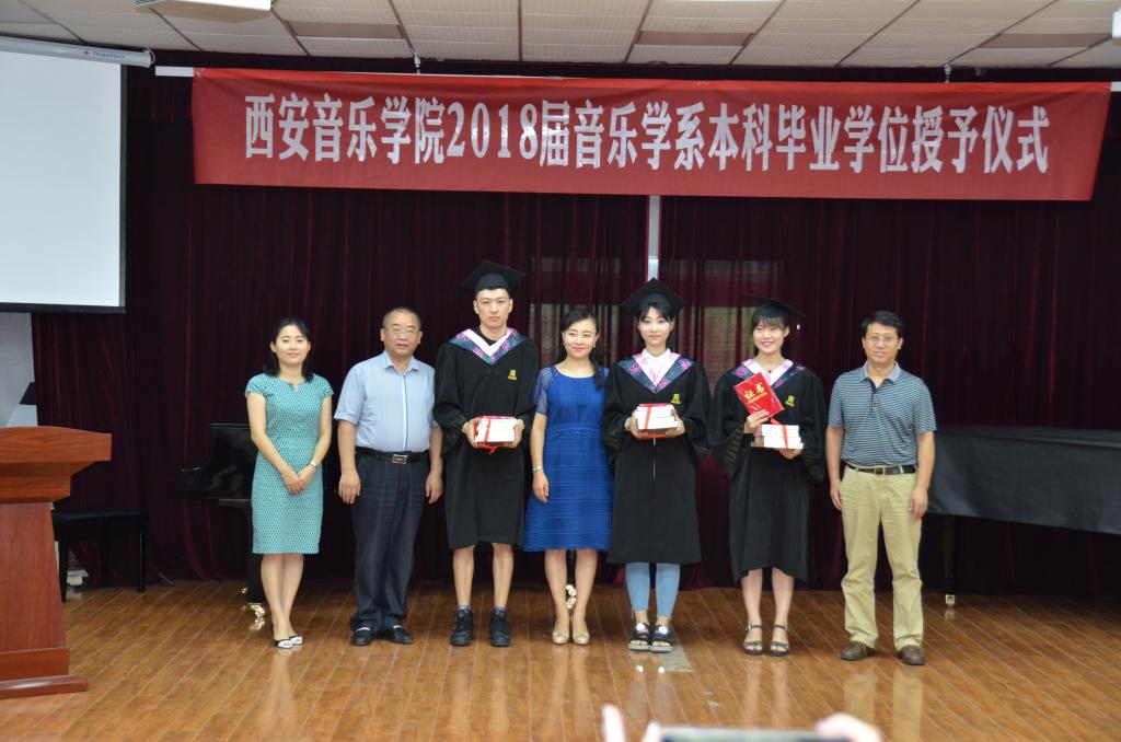 学生与老师合影留念