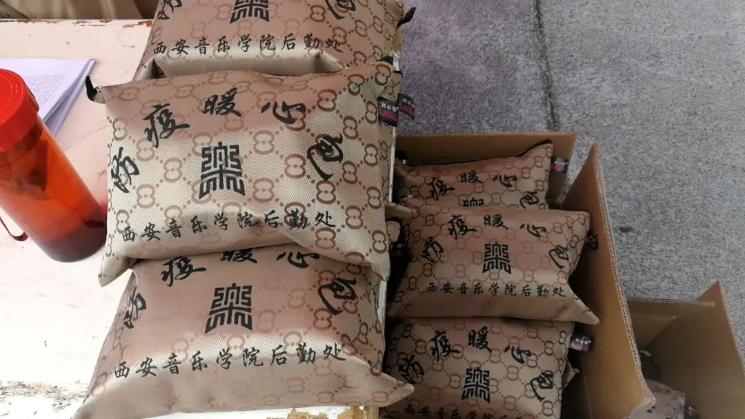 学校为返校学生准备的“爱心防疫”包