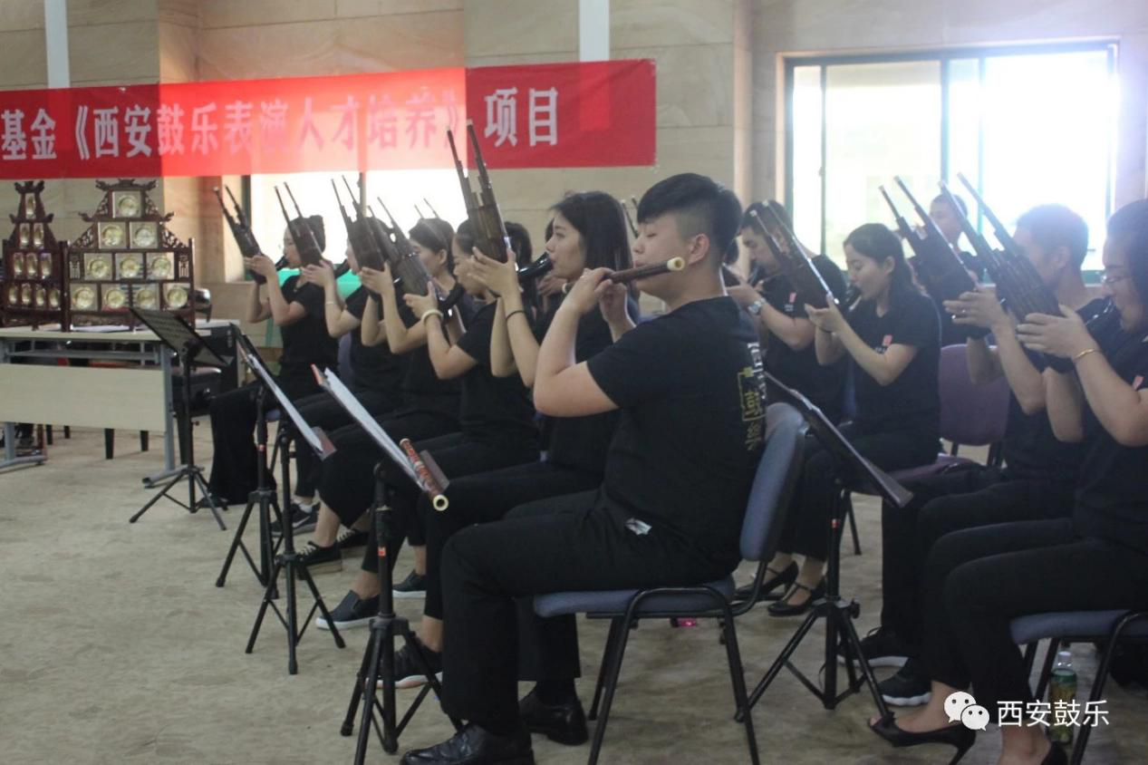 学员们集体演奏鼓乐曲目