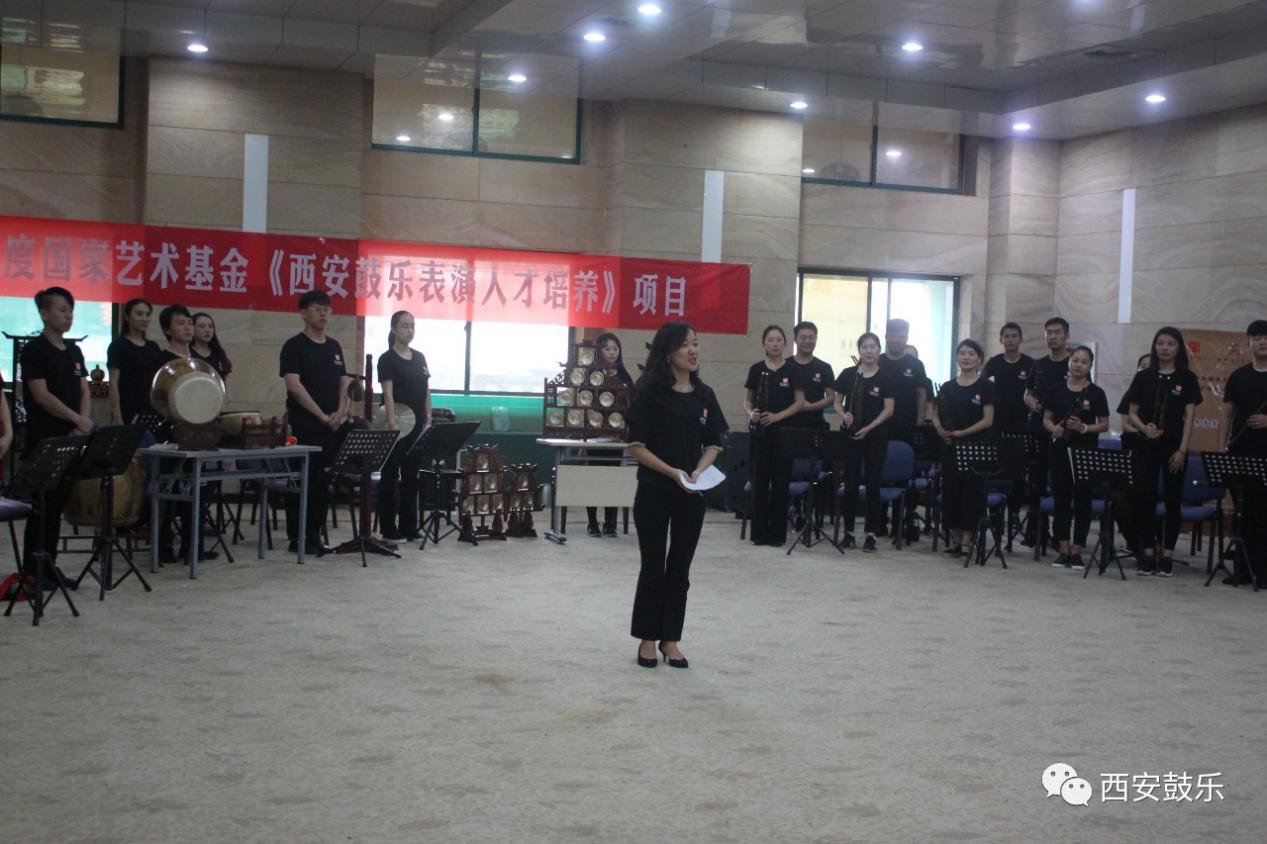 学员史海静主持汇报表演